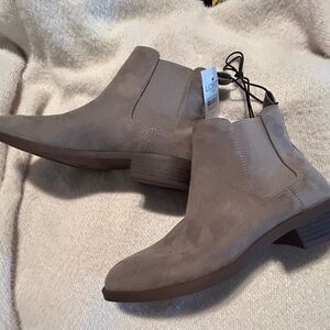 Loft NWT Soft faux  Suede Taupe Chelsea Ankle Boots Size 6 Slip On Booties